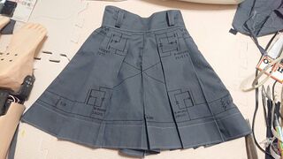 裤裙上绘着电路图